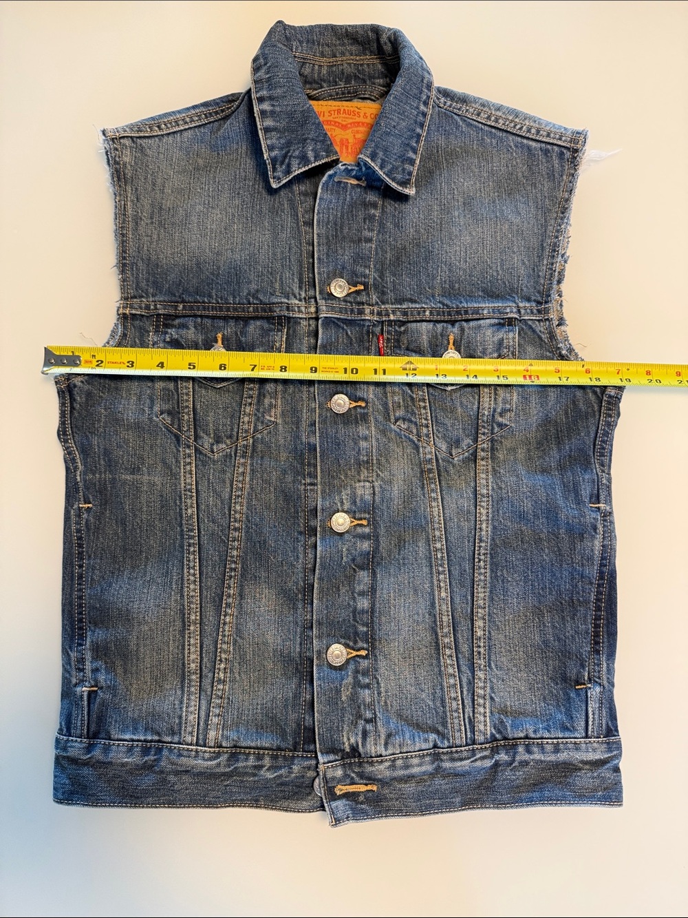 Levi’s Men's Relaxed Trucker Jacket Distressed Raw Torn Away Sleeve Size Small - Picture 13 of 15